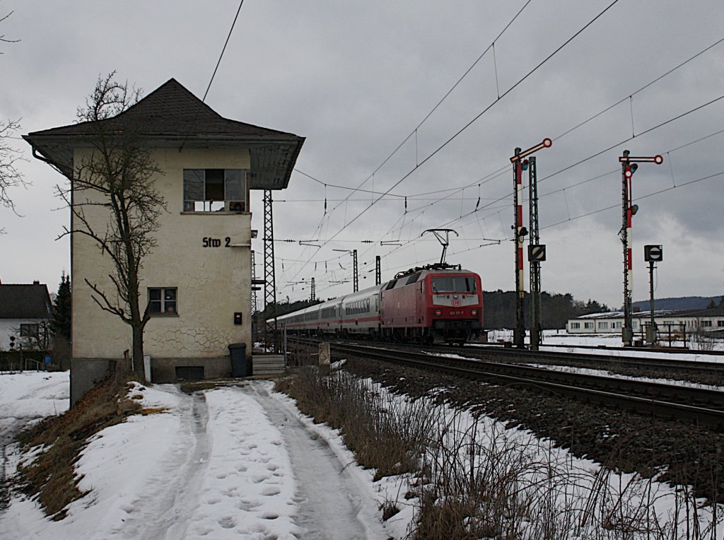 Die 120 117 am 23.02.2009 bei der Durchfahrt mit einem IC in Hirscheid. 
