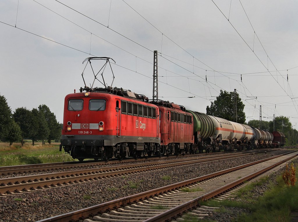 Die 139 246 mit der 140 024 im Schlepp und einem Gterzug unterwegs bei Drverden. (10.08.2010)
