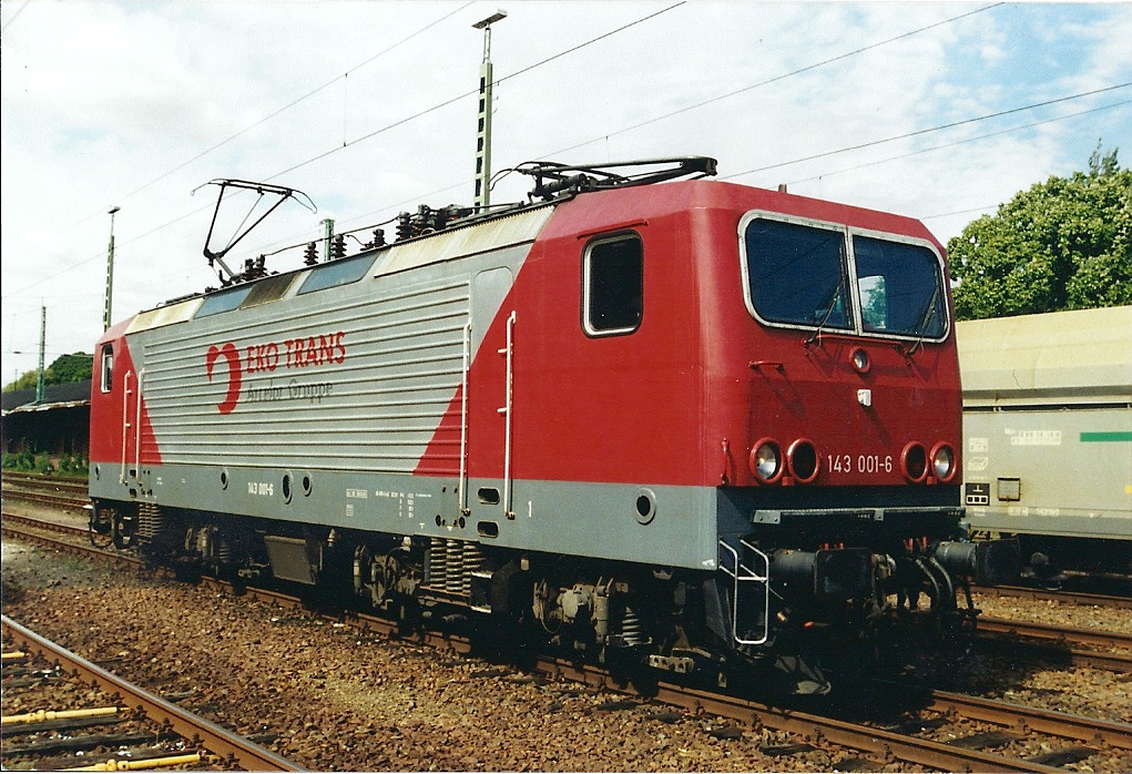 Die 143 001 zeigt sich am 11.08.2006 in Guben.