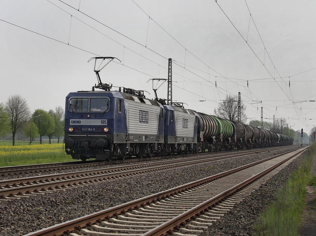 Die 143 186 und die 143 191 von RBH am 28.04.2010 mit einem Kesselwagenzug unterwegs bei Drverden. 