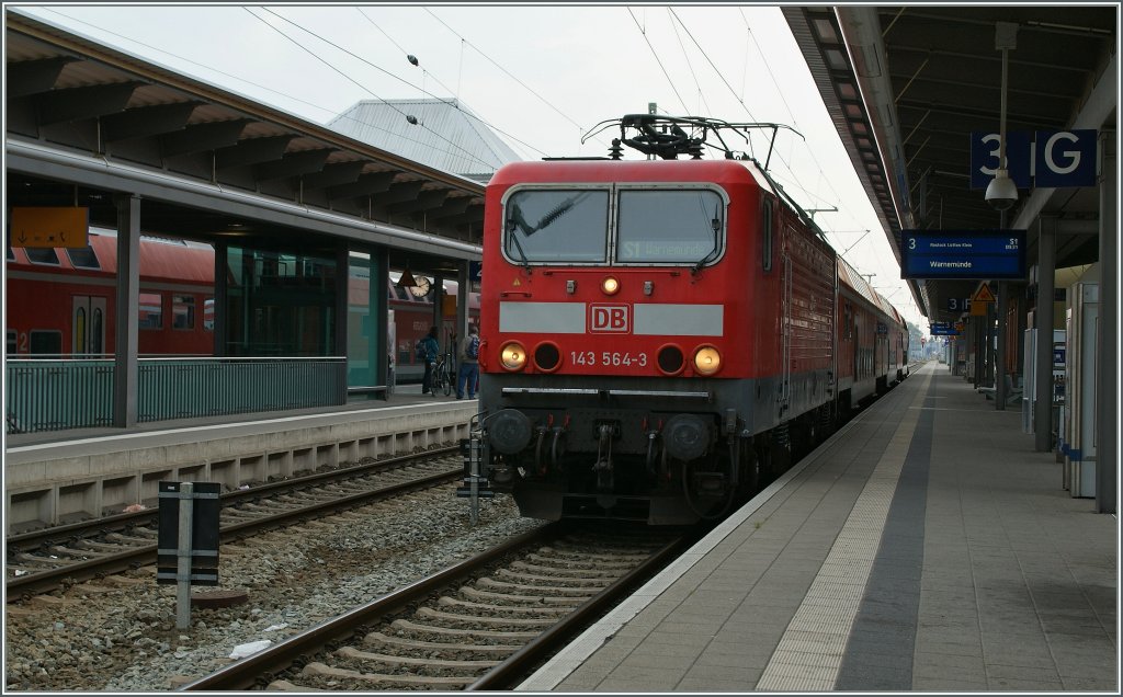 Die 143 564-3 steht mit ihrem S-Bahn Zug nach Warnemnde in Rostock.
22. Sept. 2012