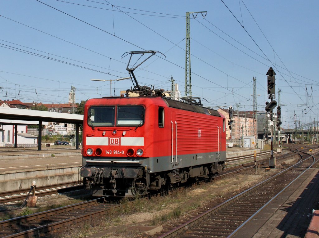 Die 143 914 am 24.08.2009 bei einer Rangierfahrt im Wrzburger Hbf. 
