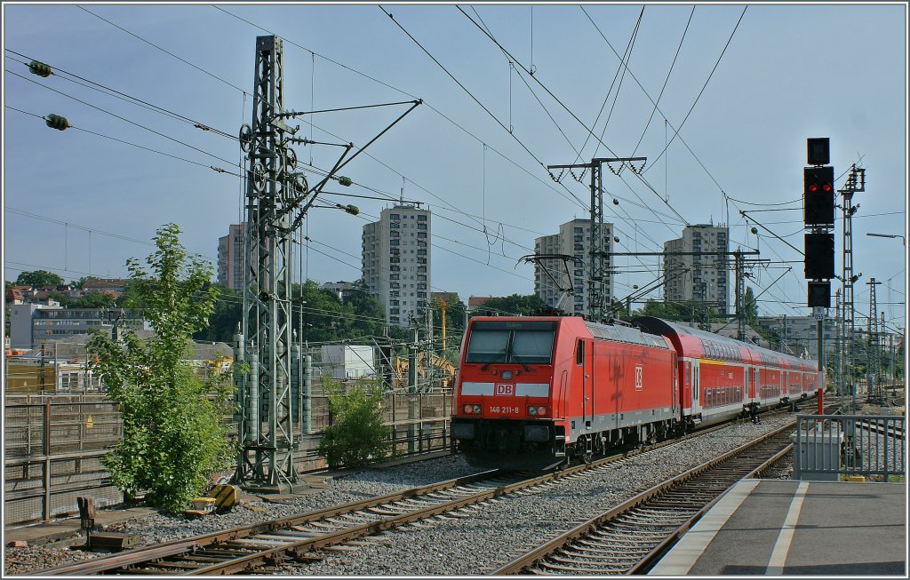 Die 146 211-8 verlsst mit einem RE nach Aalen Stuttgart Hbf. 
24. Juni 2012