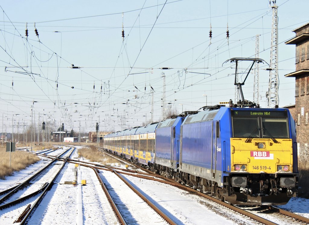 Die 146 519 muss hier nicht nur den Interconnex, sondern auch noch die 146 522 der OLA schieben. Wenig spter ging die selbe fuhre wieder runter nach Leipzig. Diese Aufnahme entstand in Gstrow am 30.1.2012.