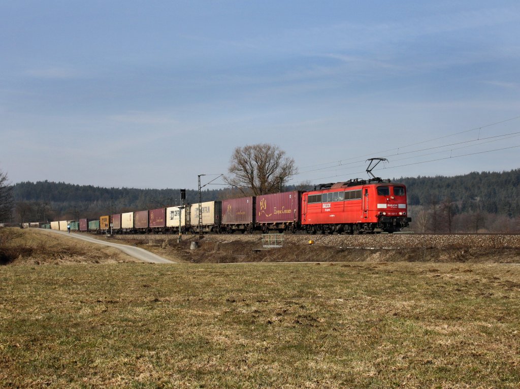 Die 151 021 am 05.03.2011 mit einem Containerzug unterwegs bei Plling. 
