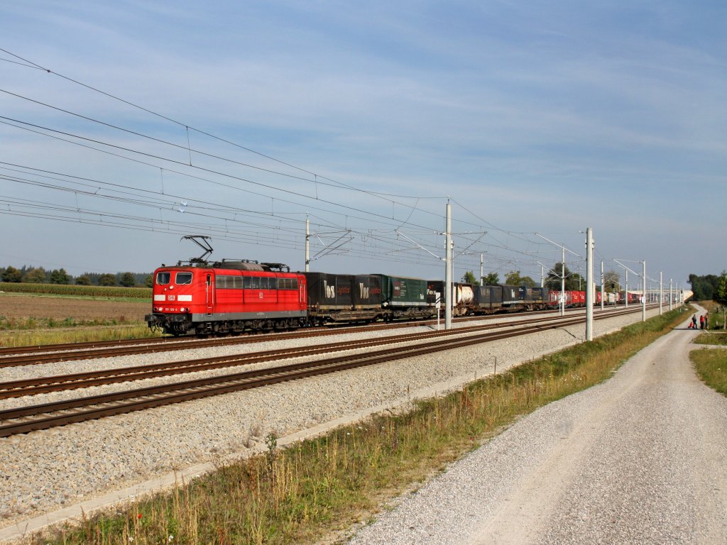 Die 151 126 am 24.09.2011 mit einem KLV-Zug unterwegs bei Hattenhofen.