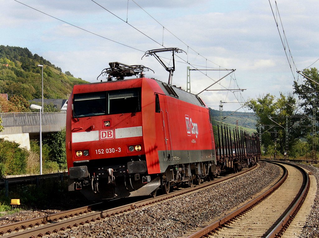 Die 152 030 mit einem Gterzug Zug am 29.08.2009 bei der Durchfahrt in Retzbach-Zellingen. 