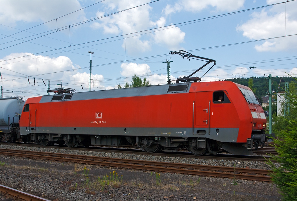 Die 152 108-7 der DB Schenker Rail mit Kesselwagenzug, fährt am 06.07.2013 Richtung Siegen, hier kurz vor dem Bf Betzdorf/Sieg. 
Die 152er bzw. Siemens ES64F wurde 2000 von Siemens unter der Fabriknummer 20235 gebaut, die hat sie kompl. NVR-Nr. 91 80 6 152 108-7 D-DB und die EBA 96Q15A 108. 
Diese Lokomotiven mit der Achsformel Bo'Bo' haben eine Dauerleistung von 6.400 kW und eine Höchstgeschwindigkeit von 140 km/h.