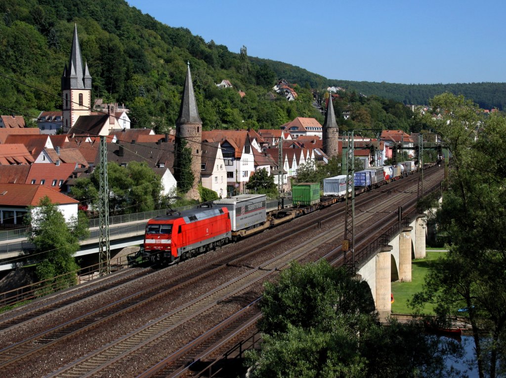 Die 152 145 am 20.08.2011 mit einem KLV-Zug unterwegs bei Gemnden.