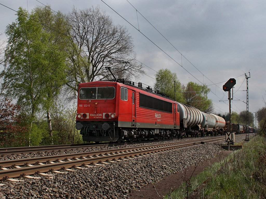 Die 155 122 am 27.04.2010 mit einem Gterzug unterwegs bei Eystrup.
