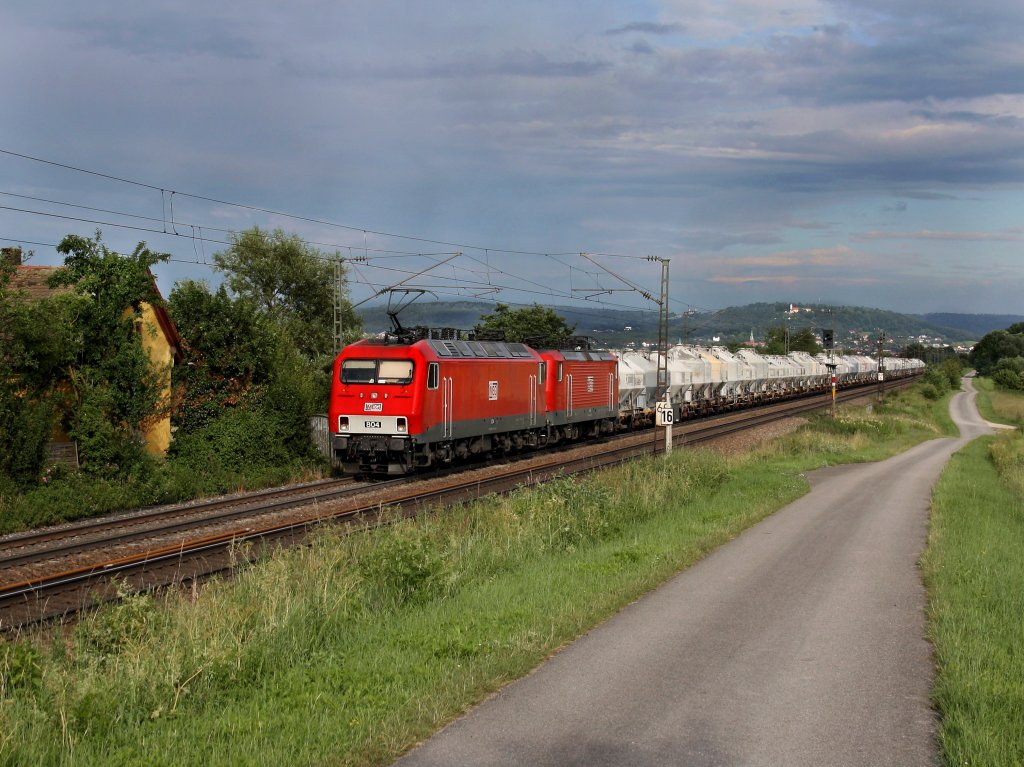 Die 156 004 und die 143 344 mit einem Zementzug unterwegs bei Plling. 
