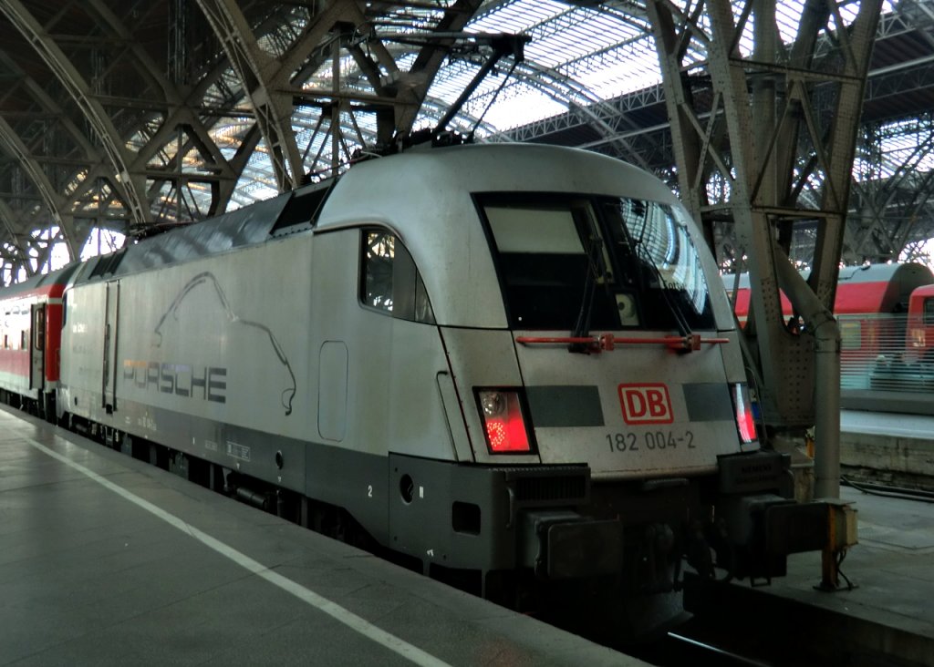 Die 182 004 der DB im Porsche Design im Leipziger HBF am 29.10.2011