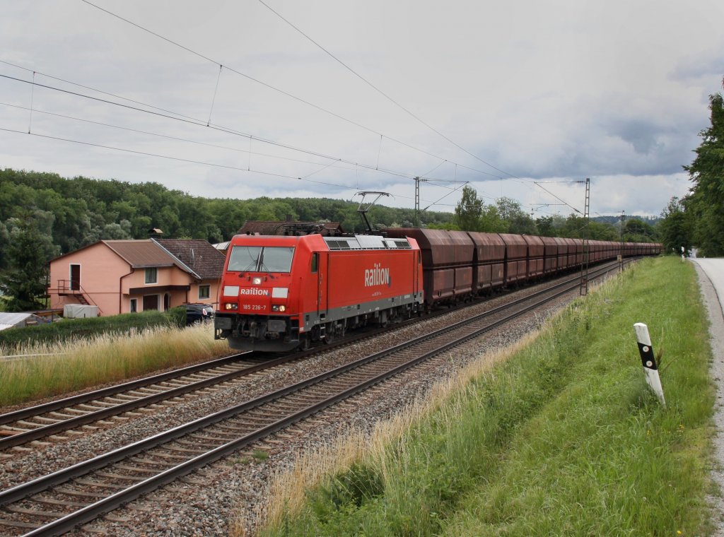 Die 185 236 am 19.06.2011 mit einem Kohlezug unterwegs bei Vilshofen. 
