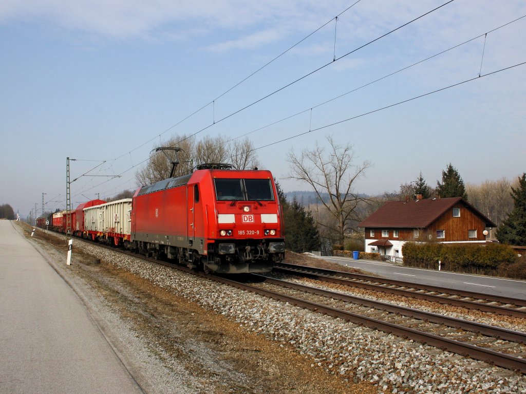 Die 185 320 am 24.02.2011 mit einem Gterzug unterwegs bei Vilshofen. 
