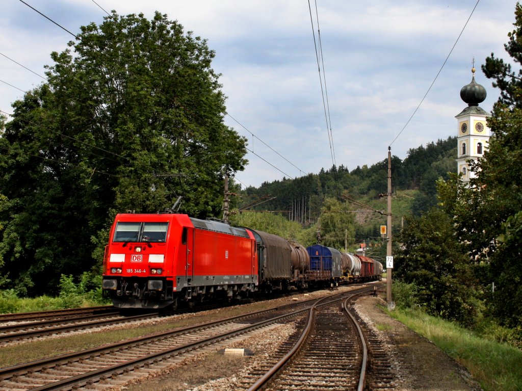 Die 185 346 am 26.08.2009 mit einem Gterzug bei der Durchfahrt in Wernstein. 