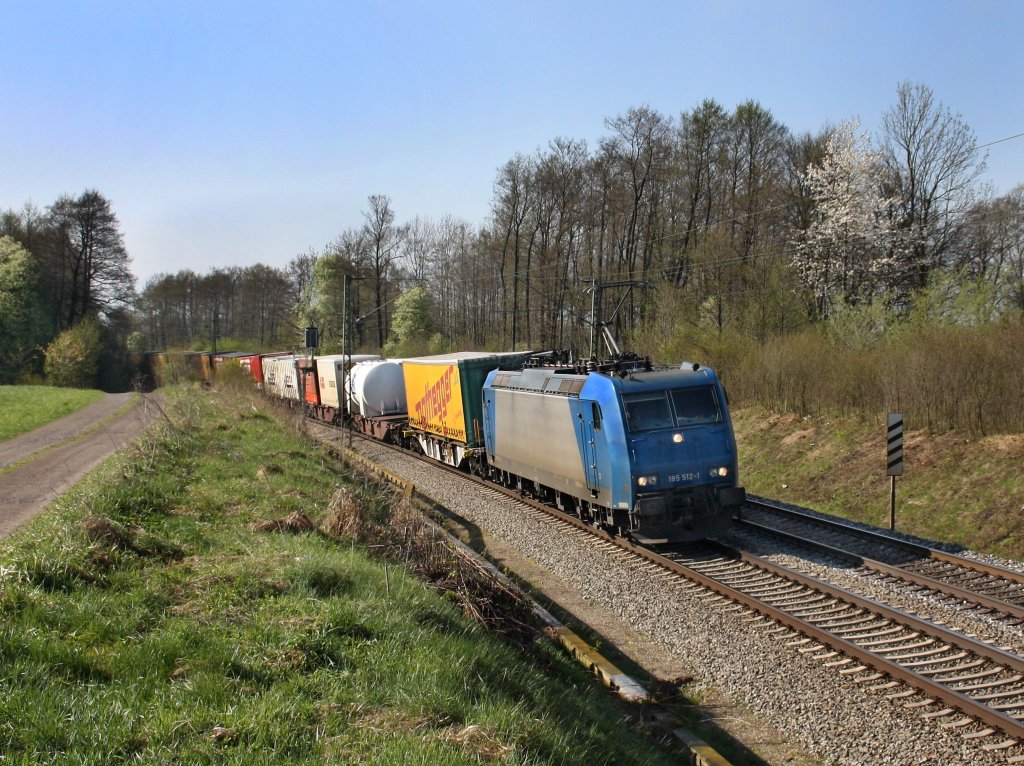 Die 185 512 am 16.04.2011 mit einem KLV-Zug unterwegs bei Grokarolinenfeld (B Vogl). 