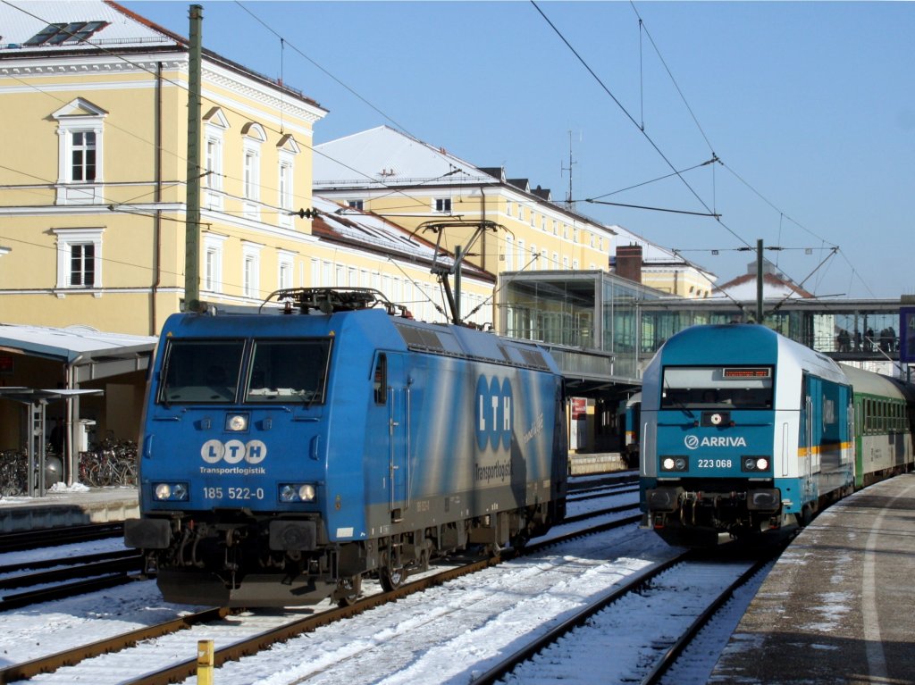 Die 185 522 wartet auf Ausfahrt und die 223 068 mit dem ALEX nach Mnchen am 09.01.2009 in Regensburg Hbf.
