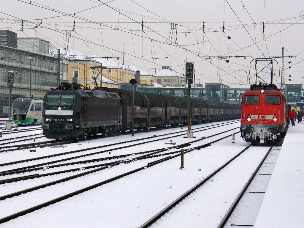 Die 185 557 mit einem Autozug bei der Durchfahrt in Regensburg Hbf wehrend die 110 504 auf ausfahrt wartet. (20.02.2009)
