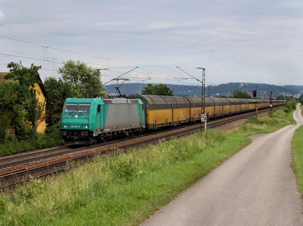 Die 185 614 mit einem Autozug am 21.06.2011 unterwegs bei Plling. 