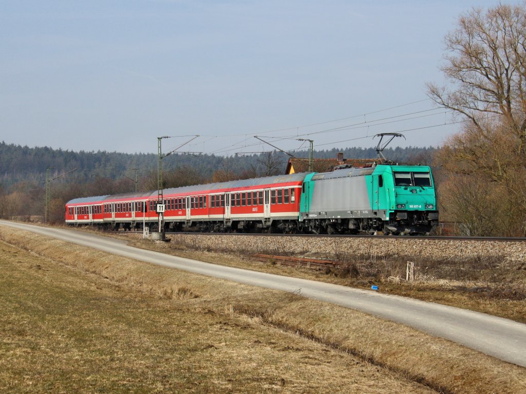 Die 185 617 am 05.03.2011 mit einer S Bahn unterwegs bei Plling. 
