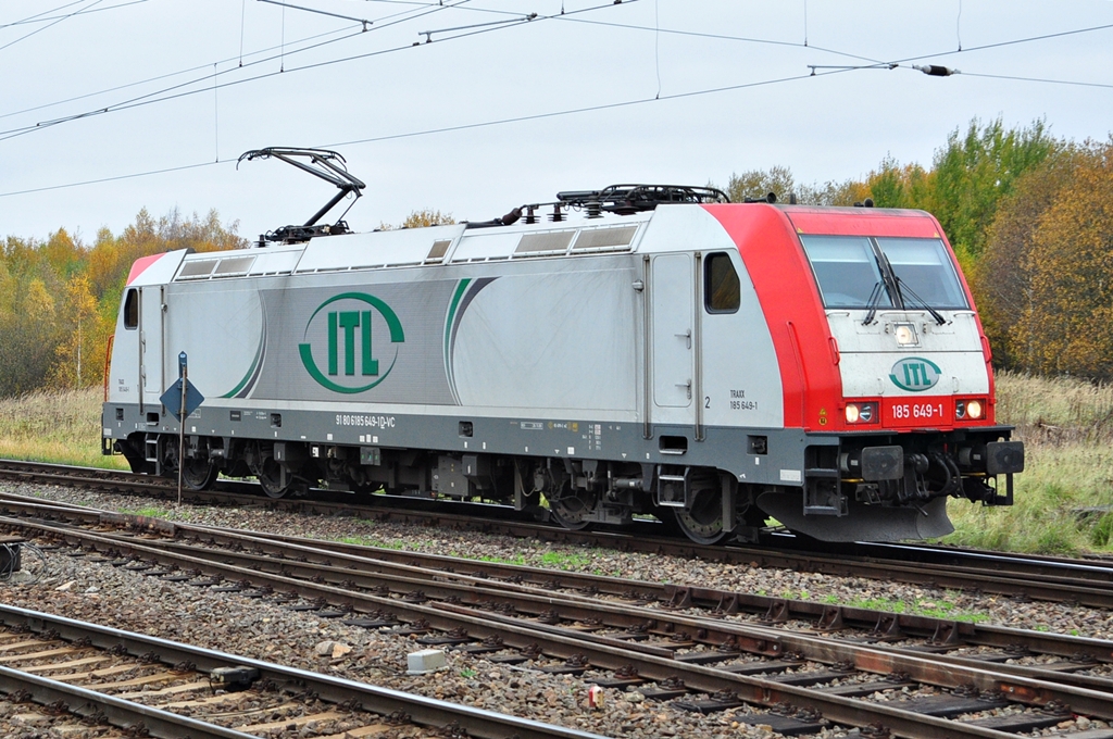 Die 185 649 der ITL verlsst am 31.10.2011 Rostock-Seehafen Sd.Mit hoher Fahrt verschwand sie in Richtung Berlin.