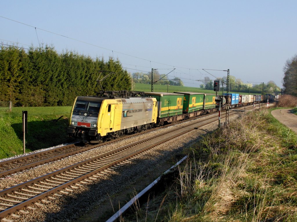 Die 189 901 am 16.04.2011 mit einem KLV-Zug unterwegs bei Vogl. 
