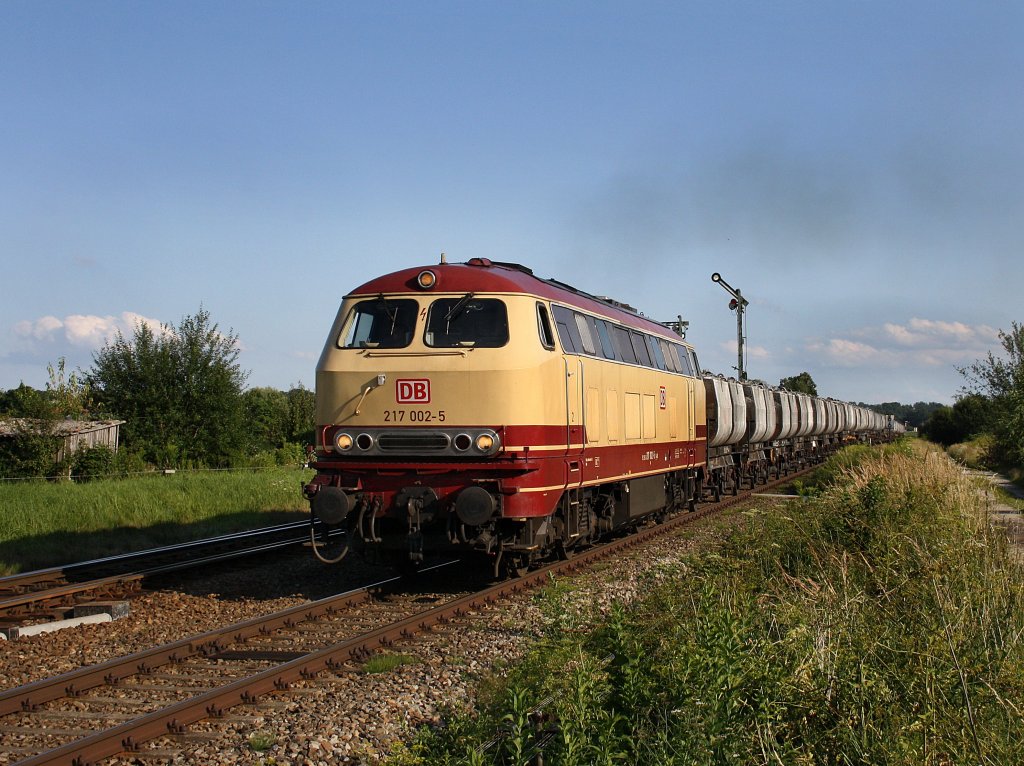 Die 217 002 am 09.08.2010 mit dem Saaler Kalkzug bei der Ausfahrt in Tling. 
