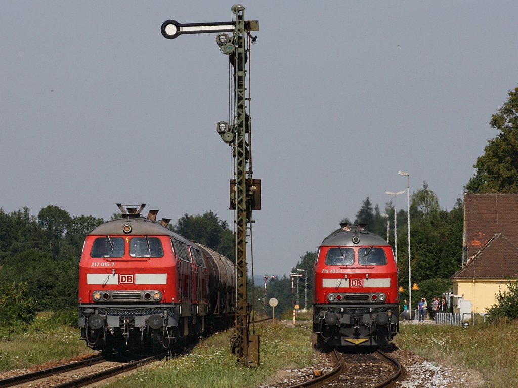 Die 217 015 und die 225 002 mit einem Kurzen Kesselwagenzug und die 218 433 mit der RB nach Mhldorf am 25.08.2009 in Tling.
