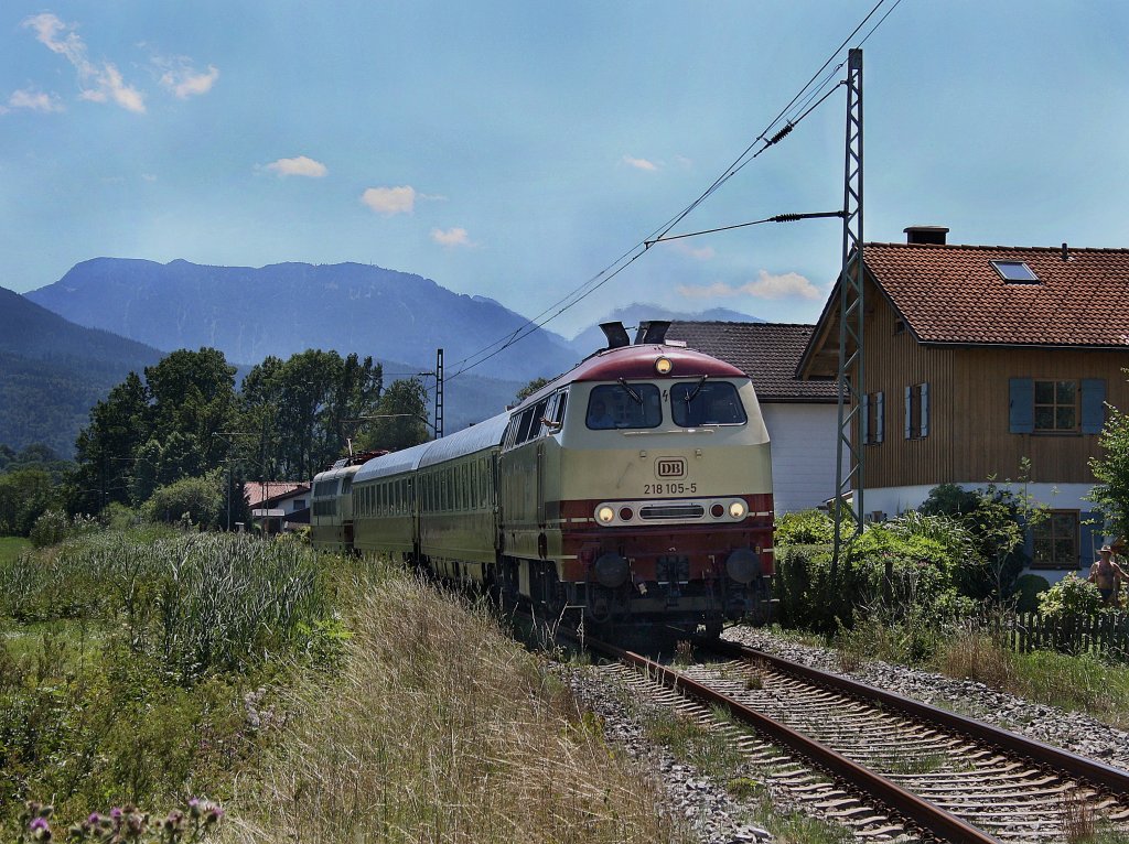 Die 218 105 am 01.08.2010 mit dem TEE als RB unterwegs bei Traundorf.
