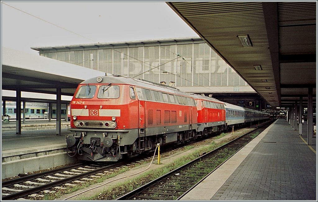 Die 218 342-4 und eine weitere 218  mit einem IR nach Oberstorf in München Hbf im Frühjahr 2001

Analog Bild ab CD
4. Mai 2001