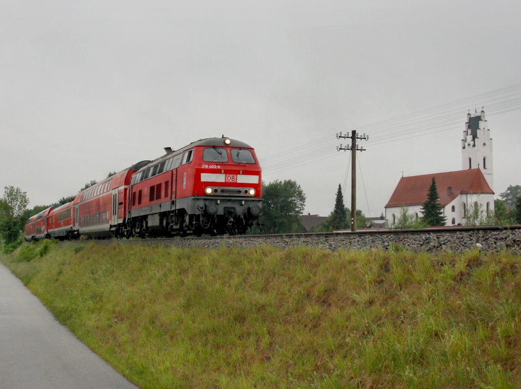 Die 218 403 mit einem Leerreisezug nach Pfarrkirchen am 28.05.2011 unterwegs bei Huldsessen. 