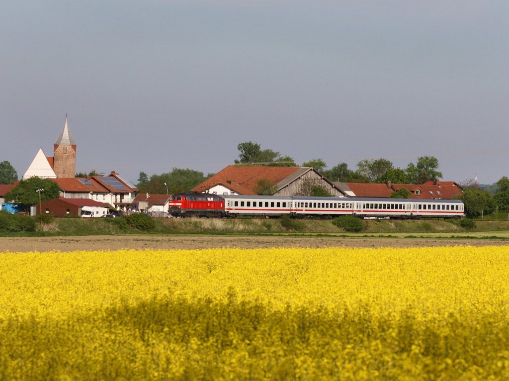 Die 218 418 am 07.05.2011 mit dem IC Rottalerland unterwegs auf der Rottalbahn bei Huckenham. 
