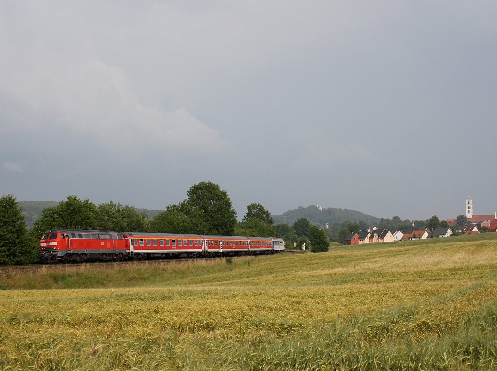 Die 218 462 mit dem RE nach Nrnberg am 26.06.2009 unterwegs bei Sulzbach-Rosenberg.
