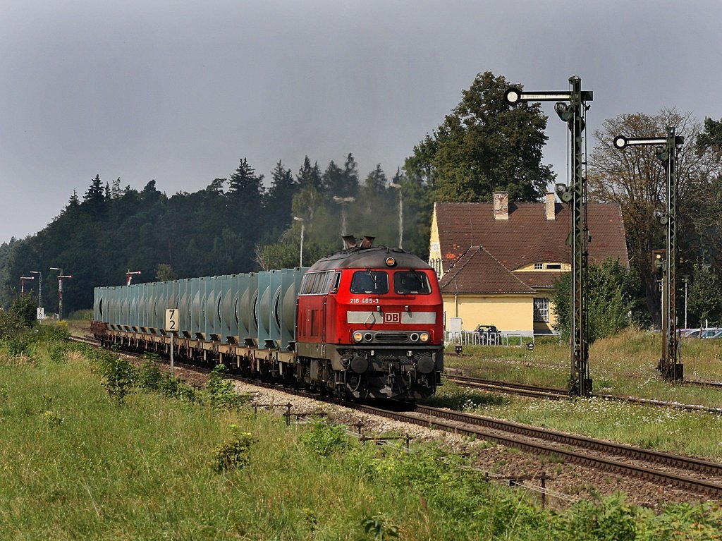 Die 218 465 mit einem Mllzug am 25.08.2009 bei der Durchfahrt in Tling. 
