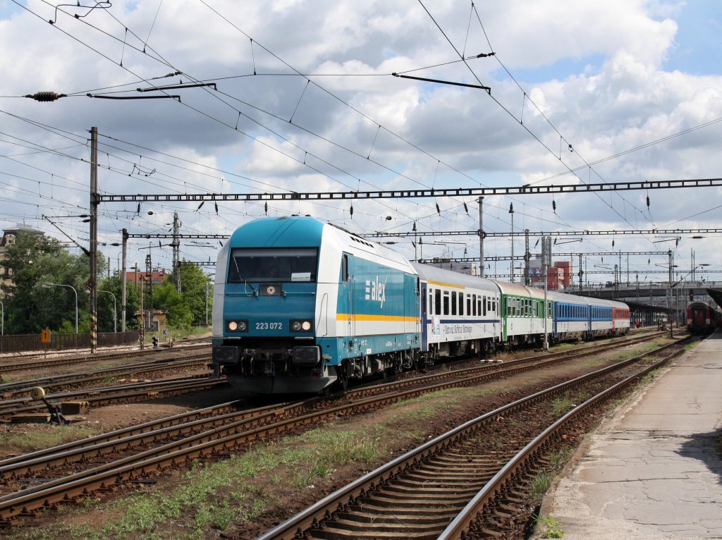 Die 223 072 mit einem ALEX nach Mnchen am 20.06.2011 bei der Ausfahrt aus dem Pilsener Hbf. 
