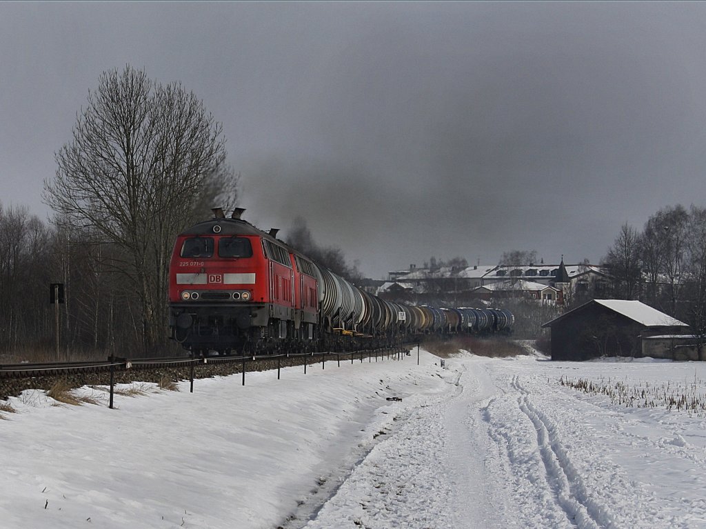 Die 225 071 und die 225 805 mit eines Kesselwagenzuges am 17.02.2010 unerwegs bei Alttting. 
