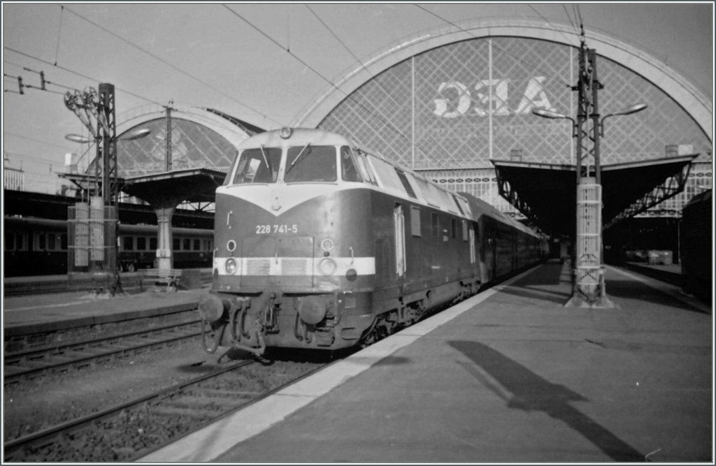 Die 228 741-5 in Dresden Hbf am 19. Mai 1992.
