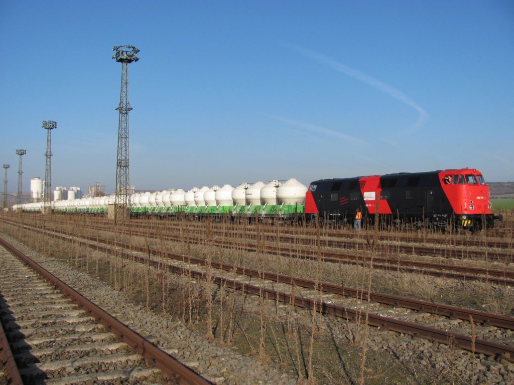 Die 228 757-1 der Erfurter Bahnservice GmbH nach der Ankunft mit dem Zementleerzug aus Č��kovice im Rangierbahnhof Karsdorf; 17.02.2011 (Foto: Erfurter Bahnservice GmbH)