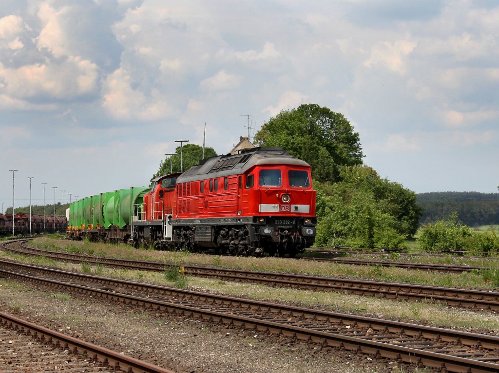 Die 233 232 und die 294 750 am 21.05.2011 mit einem Gterzug bei der Durchfahrt in Luitpoldhtte. 