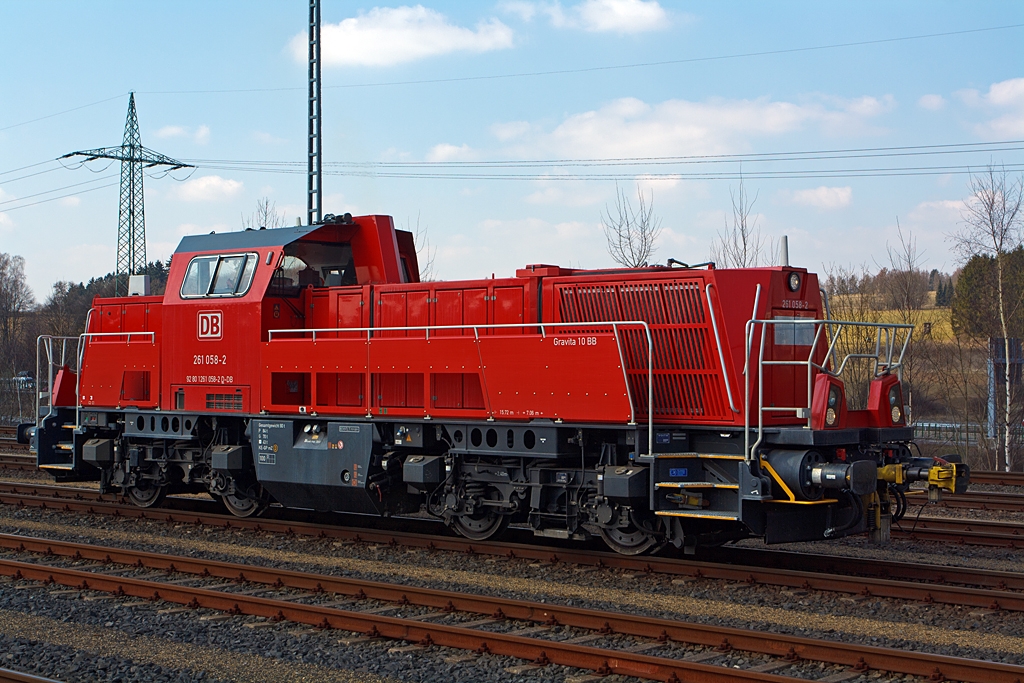 Die 261 058-2 eine Voith Gravita 10BB der DB Schenker Rail Deutschland AG am 07.04.2013 im Bahnhof Montabaur.

Die Lok wurde 2011 bei Voith unter der Fabriknummer L04-10109 gebaut. Die komplette NVR-Nummer ist 92 80 1261 058-2 D-DB.

Die Leistungsbertragung erfolgt vom Motor ber das Wandlergetriebe ber Gelenkwellen (Kardanwellen) auf die einzelnen Achsgetriebe.

Technische Daten:
Achsfolge: B´B´
Spurweite: 1.435 mm  
Lnge ber Puffer: 15.720mm
Motor: MTU 8V 4000 R43
Leistung: 1.000 KW / 1.360 PS  bei 1.800 Upm (gedrosselt)
Getriebe: Voith, Typ L 4r4 zseU2
Hchstgeschwindigkeit: 100 km/h Streckengang, 50 km/h Rangiergang
Dienstgewicht: 80,0 t
Befahrbarer Bogenradius: R 80 m
