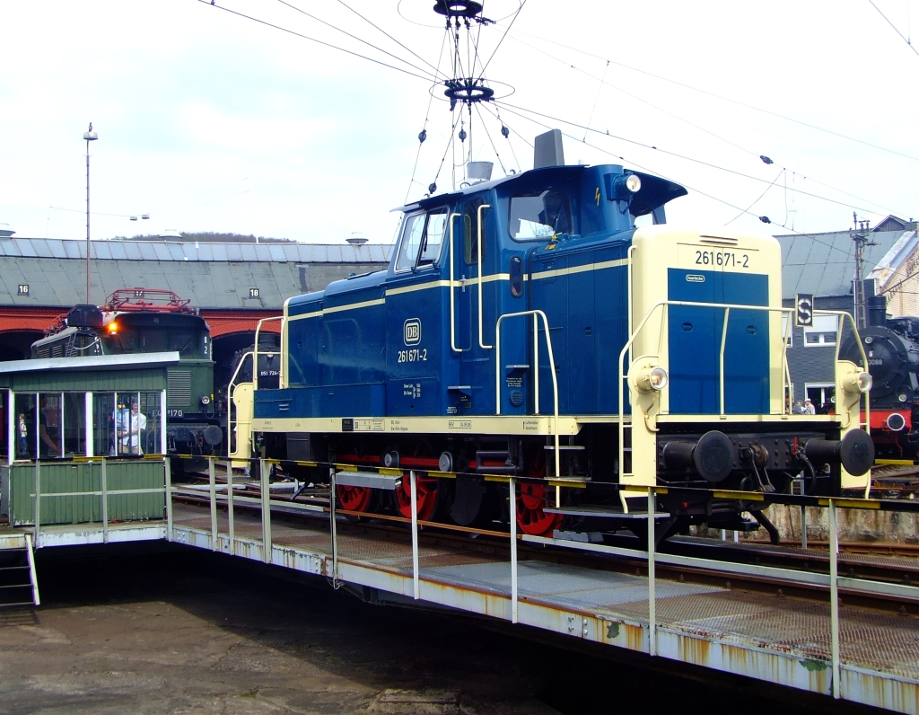 Die 261 671-2 (ex DB V  60 671) am 12.04.2009 im Sdwestflische Eisenbahnmuseum, Siegen, auf der Drehscheibe.
Die Lok wurde 1959 bei MaK unter der Fabriknummer  600260 gebaut. Sie hat einen Maybach GTO 6 A Motor mir 650 PS, die Hchstgeschwindigkeit betrg 60 km/h.