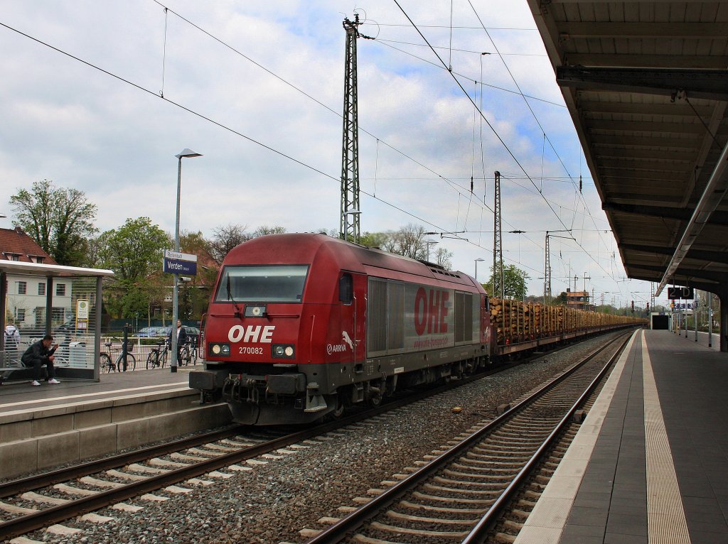 Die 270 082 am 27.04.2010 mit einem Holzzug bei der Durchfahrt in Verden. 
