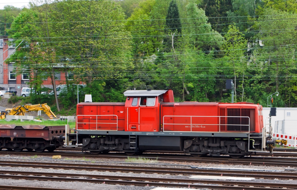 Die 294 584-8 (V 90 remotorisiert) der DB Schenker Rail Deutschland AG kommt am 18.05.2012 mit einem Gterzug in Kreuztal an.