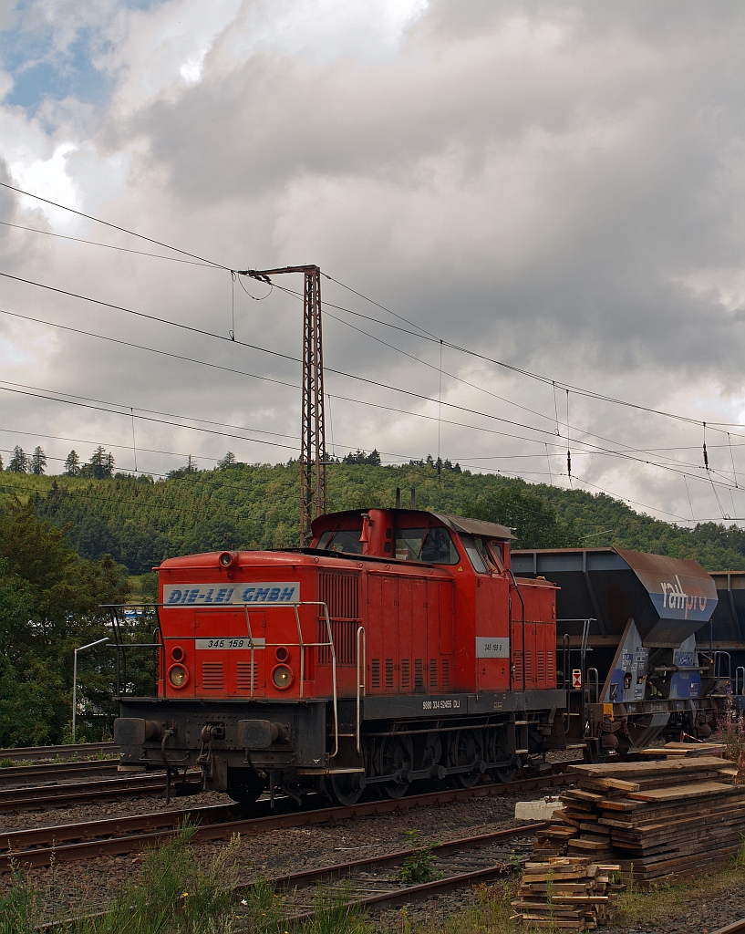 Die 345 159 8 (ex DR 105 159-8) der Die-Lei GmbH (Kassel) mit Schotterzug (Fccpps der railpro (NL))am 05.08.2011 in Siegen (Kaan-Marienborn). Die Lok vom Typ V 60 D (ost) wurde 1982 von LEW unter der Fabriknummer 17685 gebaut. Sie hat eine Leistung von 478 kW = 650 PS.