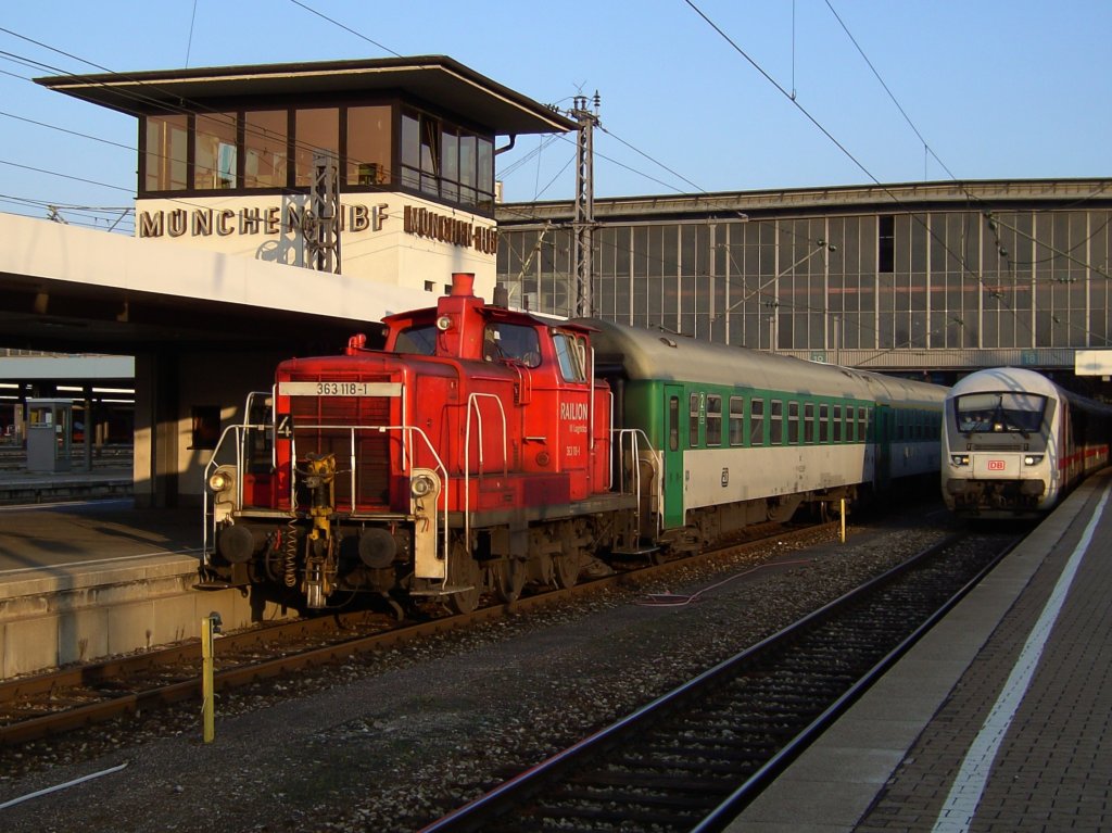 Die 363 118 am 08.11.2008 beim Abrangieren der ALEX Garnitur von Gleis 19 aus Mnchen Hbf. 
