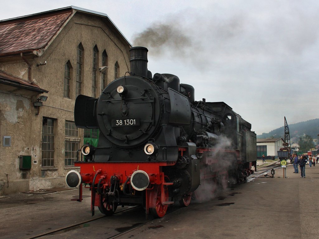 Die 38 1301 am 02.10.2010 bei einer Rangierfahrt im Ampflwanger Museum. 
