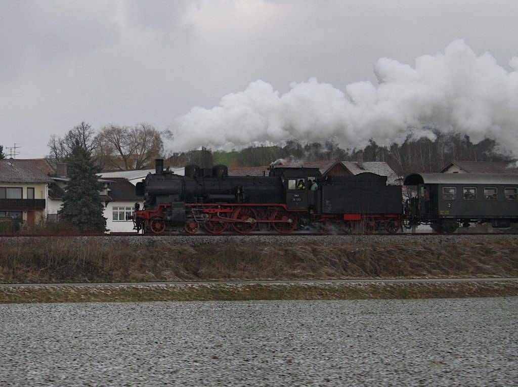 Die 38 1301 am 13.12.2009 mit einem Sonderzug unterwegs auf der Rottalbahn bei Hulsessen.
