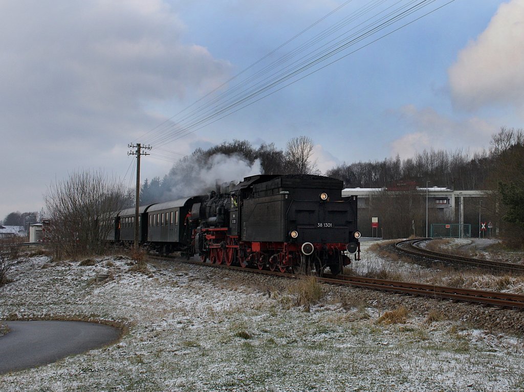 Die 38 1301 am 13.12.2009 mit einem Sonderzug unterwegs auf der Rottalbahn bei Hulsessen.
