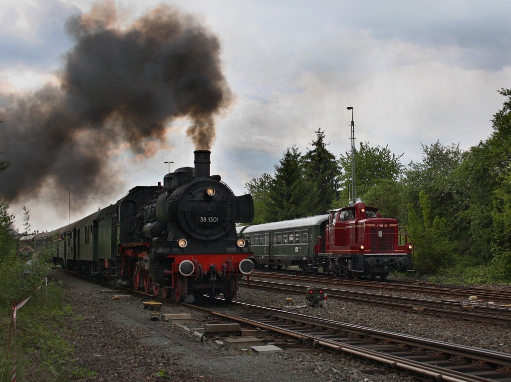 Die 38 1301 am 22.05.2010 bei der Ausfahrt mit einem Pendelzug aus Neuenmarkt-Wirsberg wehrend die V60 114 mit Rangierarbeiten beschftigt ist. 
