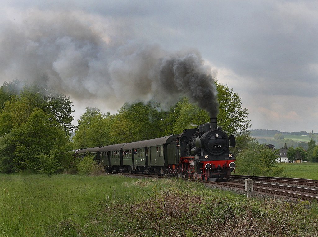 Die 38 1301 am 23.05.2010 mit einem Pendelzug unterwegs auf der Schiefen Ebene. 
